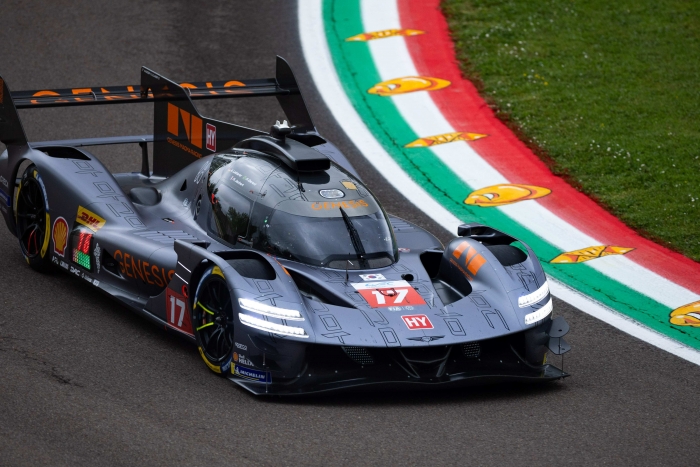 19일(현지시간) 이탈리아 이몰라 서킷에서 열린 2026 WEC 개막전에서 제네시스 마그마 레이싱 경주차 GMR-001이 데뷔 무대를 달리고 있다. 사진=제네시스