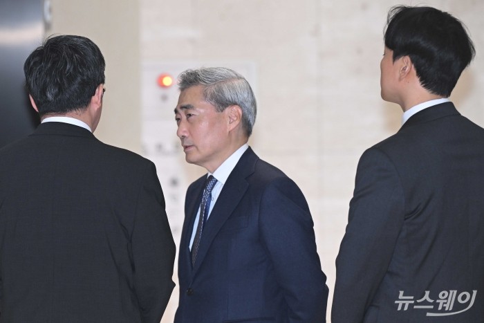 (중앙)신현송 신임 한국은행 총재가 21일 오전 서울 중구 한국은행에 첫 출근을 하고 있다. 사진=강민석 기자