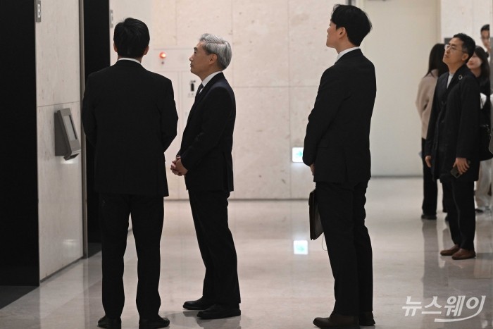 (중앙)신현송 신임 한국은행 총재가 21일 오전 서울 중구 한국은행에 첫 출근을 하고 있다. 사진=강민석 기자