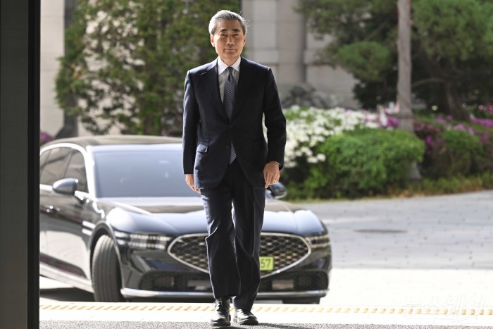 신현송 신임 한국은행 총재가 21일 오전 서울 중구 한국은행에 첫 출근을 하고 있다. 사진=강민석 기자