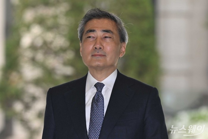 신현송 신임 한국은행 총재가 21일 오전 서울 중구 한국은행에 첫 출근을 하고 있다. 사진=강민석 기자