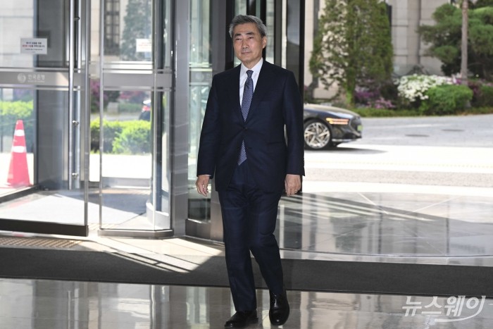 신현송 신임 한국은행 총재가 21일 오전 서울 중구 한국은행에 첫 출근을 하고 있다. 사진=강민석 기자