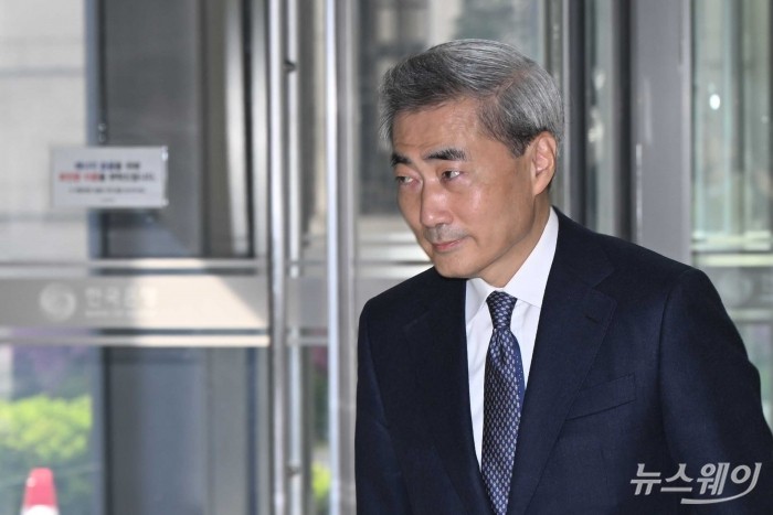 신현송 신임 한국은행 총재가 21일 오전 서울 중구 한국은행에 첫 출근을 하고 있다. 사진=강민석 기자