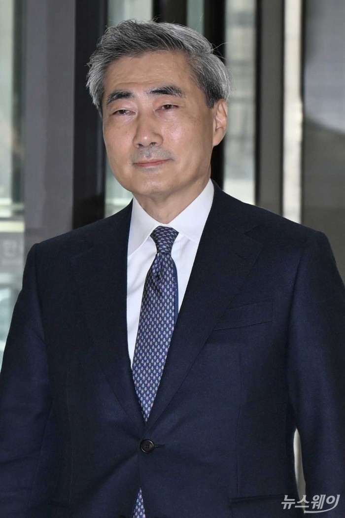 신현송 신임 한국은행 총재가 21일 오전 서울 중구 한국은행에 첫 출근을 하고 있다. 사진=강민석 기자