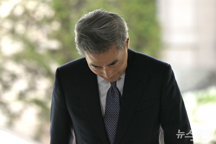 신현송 신임 한국은행 총재가 21일 오전 서울 중구 한국은행에 첫 출근을 하며 고개를 숙여 인사하고 있다. 사진=강민석 기자