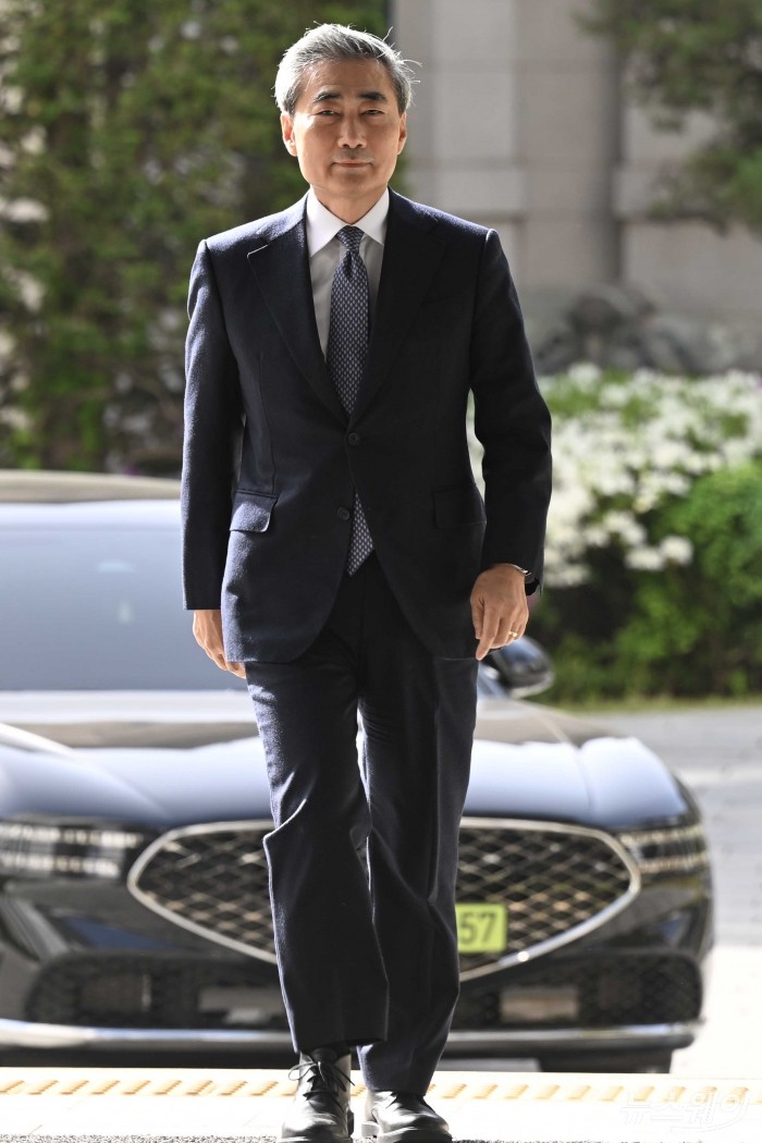 신현송 신임 한국은행 총재가 21일 오전 서울 중구 한국은행에 첫 출근을 하고 있다. 사진=강민석 기자