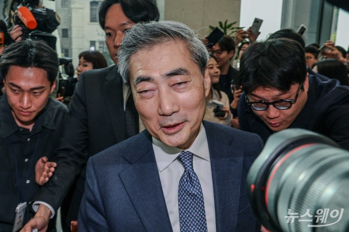 신현송 신임 한국은행 총재가 21일 오전 서울 중구 한국은행에 첫 출근을 하고 있다. 사진=강민석 기자