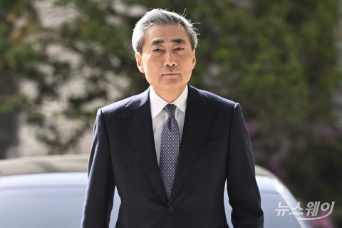 첫 출근 나선 신현송 신임 한국은행 신임 총재