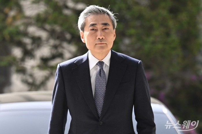 신현송 신임 한국은행 총재가 21일 오전 서울 중구 한국은행에 첫 출근을 하고 있다. 사진=강민석 기자