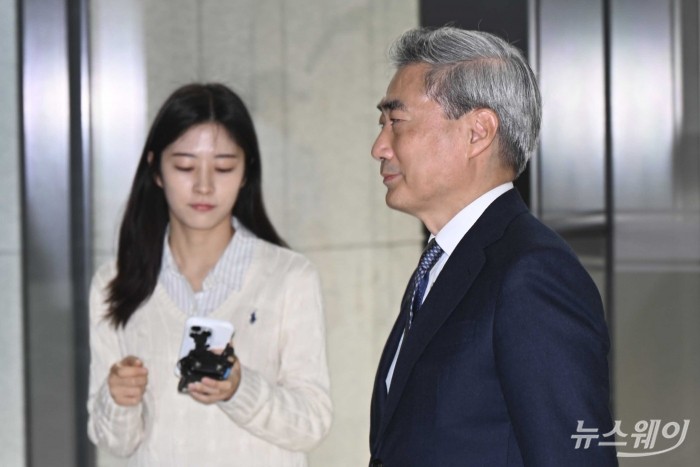 신현송 신임 한국은행 총재가 21일 오전 서울 중구 한국은행에 첫 출근을 하고 있다. 사진=강민석 기자