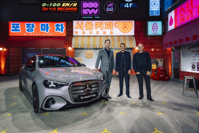 벤츠, 전기 C클래스 서울서 세계 첫 공개···K-배터리와 글로벌 전기차 판 흔든다