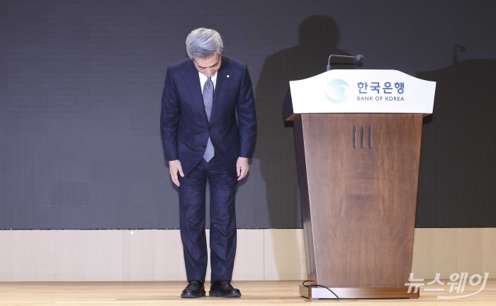 신현송 신임 한국은행 총재가 21일 오전 서울 중구 한국은행에 열린 취임식에서 취임사를 마친 뒤 허리 숙여 인사를 하고 있다. 사진=강민석 기자