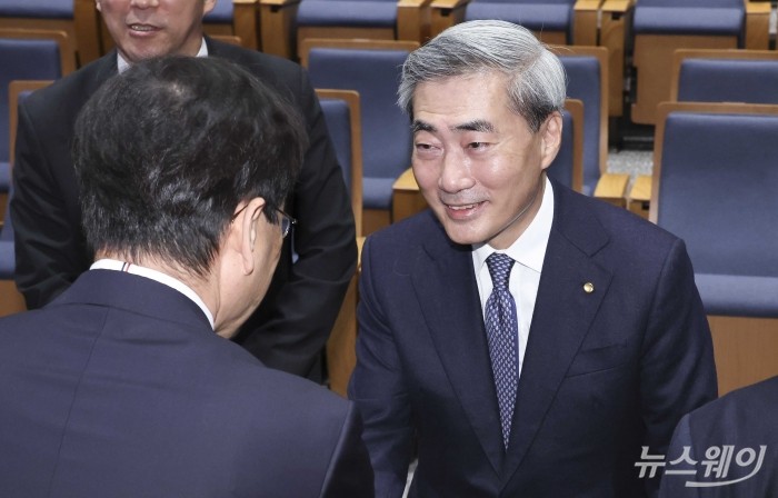 신현송 신임 한국은행 총재가 21일 오전 서울 중구 한국은행에 열린 취임식에 참석해 직원과 인사를 하고 있다. 사진=강민석 기자