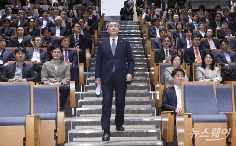 취임식 향하는 신현송 신임 한은 총재, '4년 임기' 시작