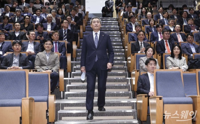 신현송 신임 한국은행 총재가 21일 오전 서울 중구 한국은행에 열린 취임식에 참석하기 위해 이동하고 있다. 사진=강민석 기자