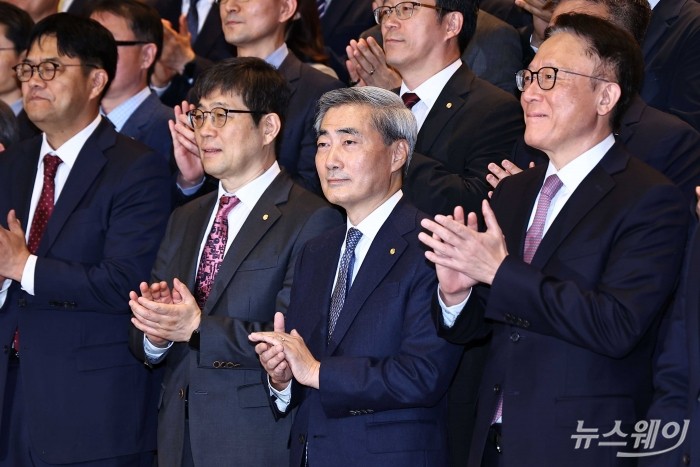 신현송 신임 한국은행 총재가 21일 오전 서울 중구 한국은행에 열린 취임식에서 박수를 치고 있다. 사진=강민석 기자