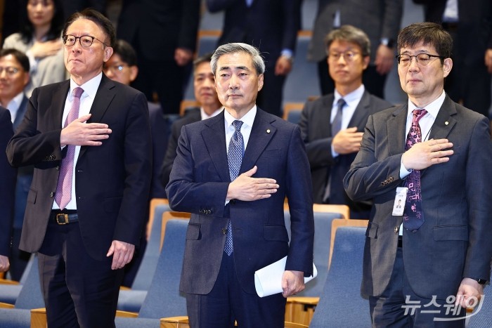 신현송 신임 한국은행 총재가 21일 오전 서울 중구 한국은행에 열린 취임식에서 국민의례를 하고 있다. 사진=강민석 기자