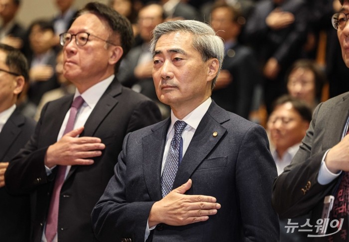 신현송 신임 한국은행 총재가 21일 오전 서울 중구 한국은행에 열린 취임식에서 국민의례를 하고 있다. 사진=강민석 기자