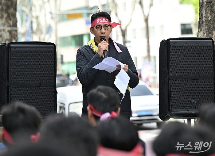 한국의약품유통협회가 21일 오전 서울 강남구 대웅제약 삼성동 사옥 앞에서 대웅제약의 '거점도매' 정책의 철회를 요구하는 집회를 하고 있다. 사진=이수길 기자