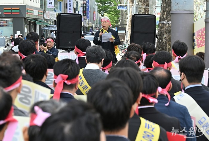 한국의약품유통협회가 21일 오전 서울 강남구 대웅제약 삼성동 사옥 앞에서 대웅제약의 '거점도매' 정책의 철회를 요구하는 집회를 하고 있다. 사진=이수길 기자