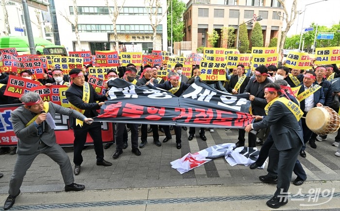 한국의약품유통협회가 21일 오전 서울 강남구 대웅제약 삼성동 사옥 앞에서 대웅제약의 '거점도매' 정책의 철회를 요구하는 집회를 하고 있다. 사진=이수길 기자