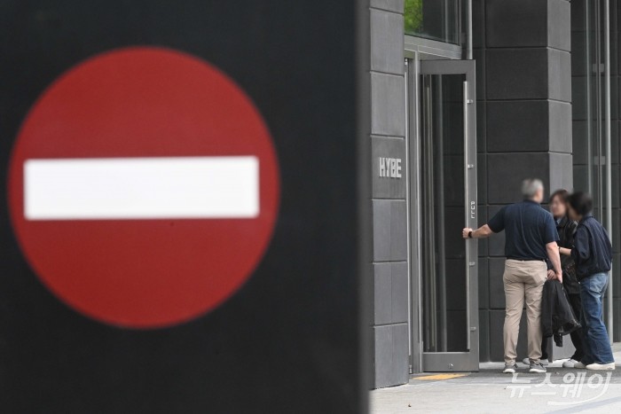 서울경찰청 금융범죄수사대가 사기적 부정거래 의혹을 받고 있는 방시혁 하이브 의장에 대해 구속영장을 적용한 21일 오후 서울 용산구 하이브 본사에 직원들이 이동하고 있다. 사진=강민석 기자