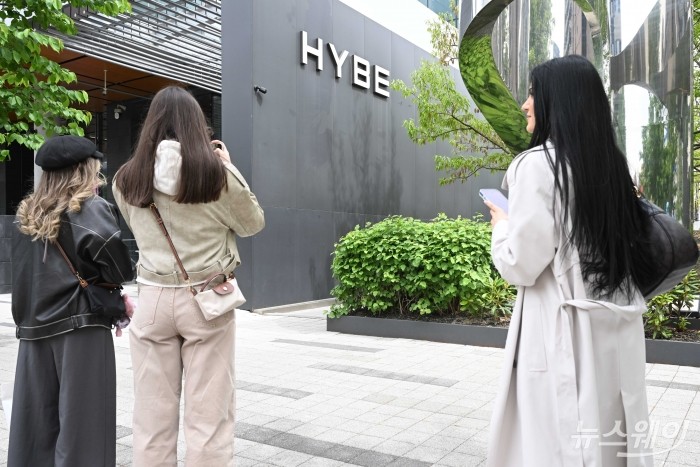 서울경찰청 금융범죄수사대가 사기적 부정거래 의혹을 받고 있는 방시혁 하이브 의장에 대해 구속영장을 적용한 21일 오후 서울 용산구 하이브 본사 앞에서 외국인 관광객들이 사진촬영을 하고 있다. 사진=강민석 기자