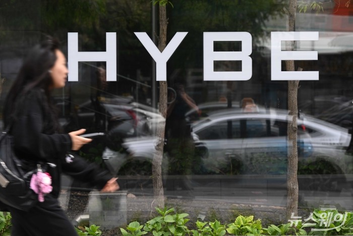 서울경찰청 금융범죄수사대가 사기적 부정거래 의혹을 받고 있는 방시혁 하이브 의장에 대해 구속영장을 신청한 21일 오후, 서울 용산구 하이브 본사 앞을 시민이 지나가고 있다. 사진=강민석 기자