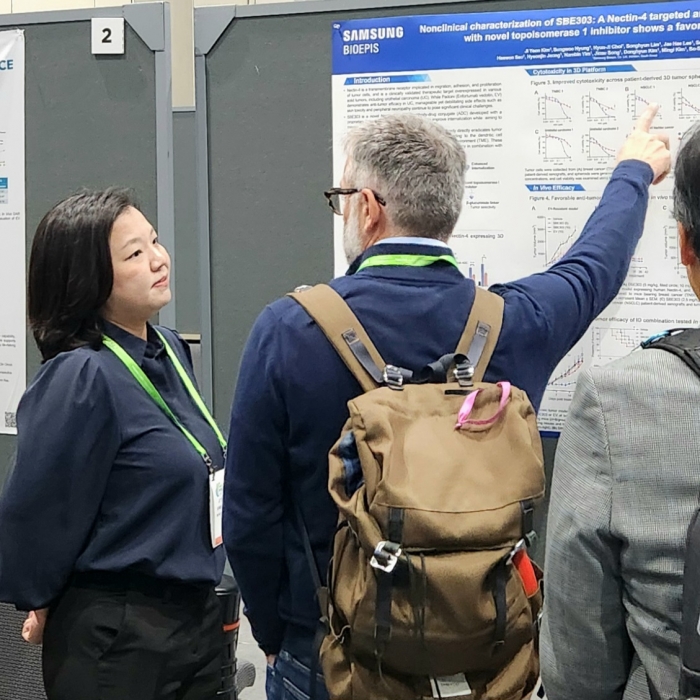 미국암연구학회(AACR) 2026에서 삼성바이오에피스 관계자가 부스에서 설명을 하고 있다. 사진=삼성바이오에피스