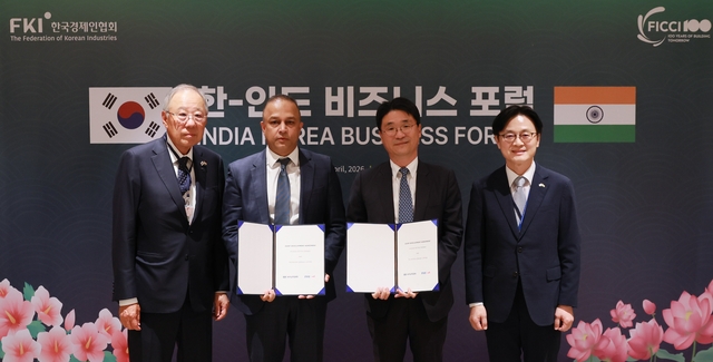 (왼쪽부터)류진 한국경제인연합회 회장, 샤라드 모한 미쉬라 TVS 전략 담당 사장, 고중선 현대차 경영전략담당 전무, 김정관 산업통상자원부 장관이 20일(현지시간) 한-인도 비즈니스 포럼에서 3륜 EV의 개발 및 상용화를 위한 공동개발 협약식 후 기념촬영을 하고 있다. 사진=현대자동차