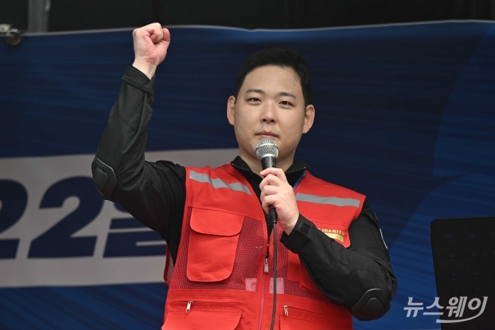 박재성 삼성바이오로직스 상생노동조합 위원장이 22일 오후 인천 연수구 삼성바이오로직스 바이오캠퍼스 1게이트 앞에서 열린 투쟁결의대회에서 대회사를 하고 있다. 사진=강민석 기자