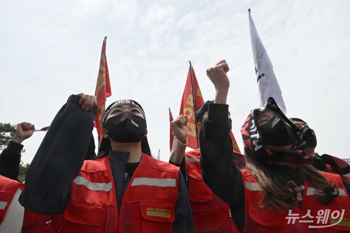삼성그룹 초기업 노동조합 삼성바이오로직스 상생지부가 22일 오후 인천 연수구 삼성바이오로직스 바이오캠퍼스 1게이트 1 앞에서 열린 투쟁결의대회에서 구호를 외치고 있다. 사진=강민석 기자