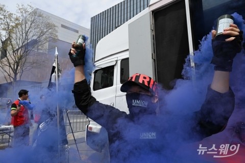 삼바 첫 총집결 응원 퍼포먼스하는 홍광흠 총위원장