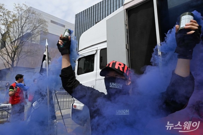 삼바 첫 총집결 응원 퍼포먼스하는 홍광흠 총위원장