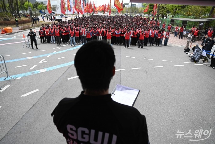 삼성그룹 초기업 노동조합 삼성바이오로직스 상생지부가 22일 오후 인천 연수구 삼성바이오로직스 바이오캠퍼스 1게이트 1 앞에서 열린 투쟁결의대회에서 홍광흠 삼성그룹 초기업노조 총위원장의 연대사를 경청하고 있다. 사진=강민석 기자