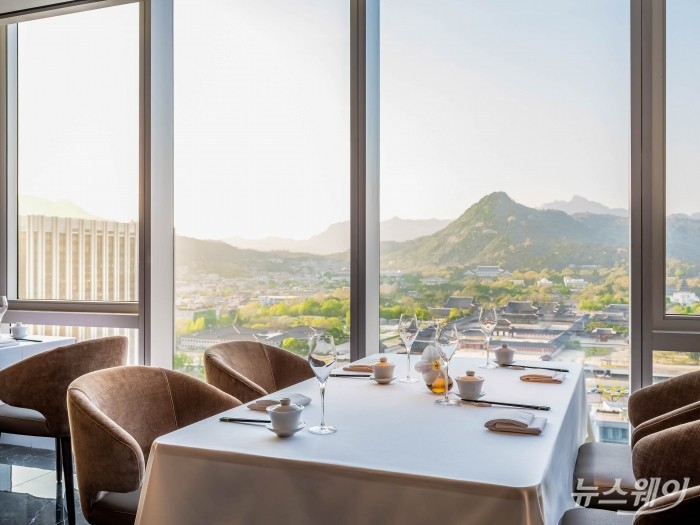 경복궁이 한눈에 내려다보이는 한화푸드테크의 도원·S 창밖 풍경. 사진=한화푸드테크