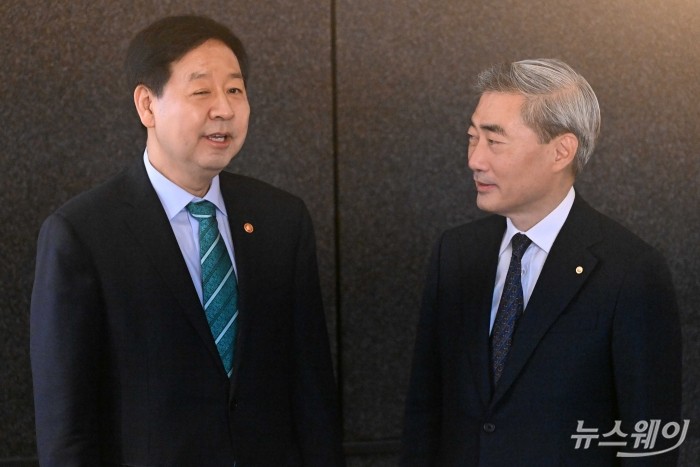 (왼쪽)구윤철 경제부총리 겸 재정경제부 장관과 신현송 한국은행 총재가 23일 오전 서울 중구 은행회관에서 조찬 회동 전 잠시 대화하고 있다. 사진=강민석 기자