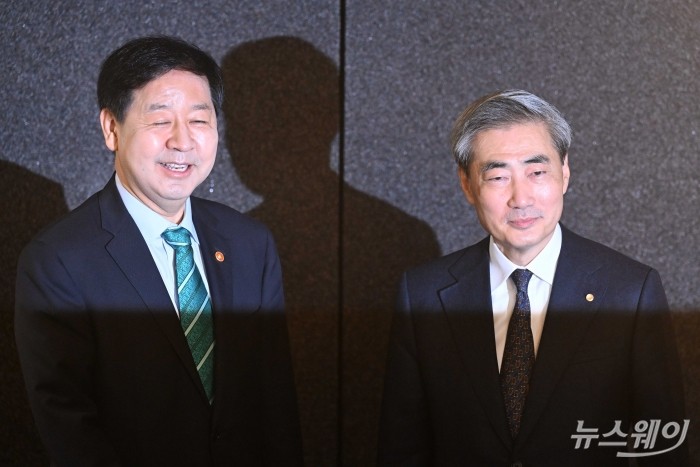 (왼쪽)구윤철 경제부총리 겸 재정경제부 장관과 신현송 한국은행 총재가 23일 오전 서울 중구 은행회관에서 조찬 회동 전기념촬영을 하고 있다. 사진=강민석 기자