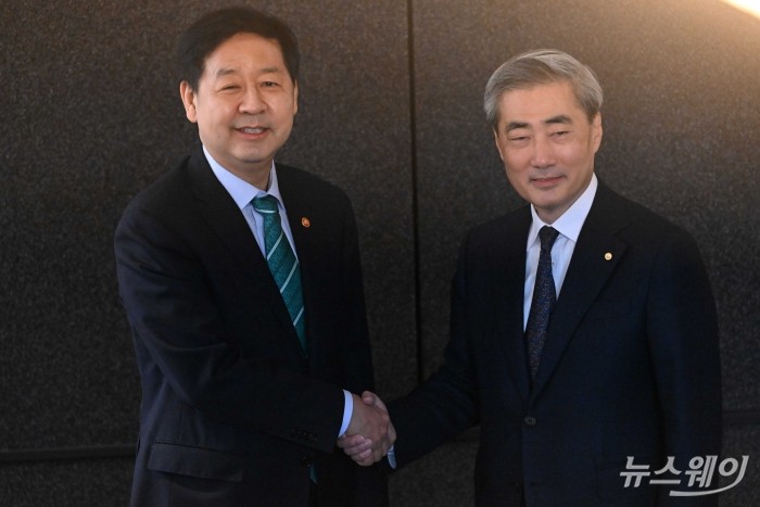 (왼쪽)구윤철 경제부총리 겸 재정경제부 장관과 신현송 한국은행 총재가 23일 오전 서울 중구 은행회관에서 조찬 회동을 갖기 위해 악수하고 있다. 사진=강민석 기자