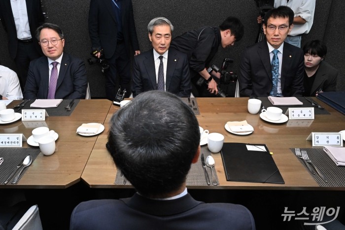 (중앙)신현송 한국은행 총재가 23일 오전 서울 중구 은행회관에서 구윤철 경제부총리 겸 재정경제부 장관과 조찬 회동하며 발언하고 있다. 사진=강민석 기자