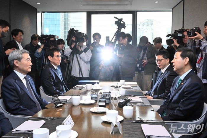 (오른쪽 첫 번째)구윤철 경제부총리 겸 재정경제부 장관과 (왼쪽 첫 번째)신현송 한국은행 총재가 23일 오전 서울 중구 은행회관에서 조찬 회동하고 있다. 사진=강민석 기자