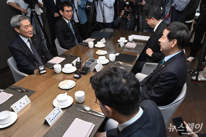 (오른쪽 두 번째)구윤철 경제부총리 겸 재정경제부 장관과 (왼쪽 첫 번째)신현송 한국은행 총재가 23일 오전 서울 중구 은행회관에서 조찬 회동하고 있다. 사진=강민석 기자