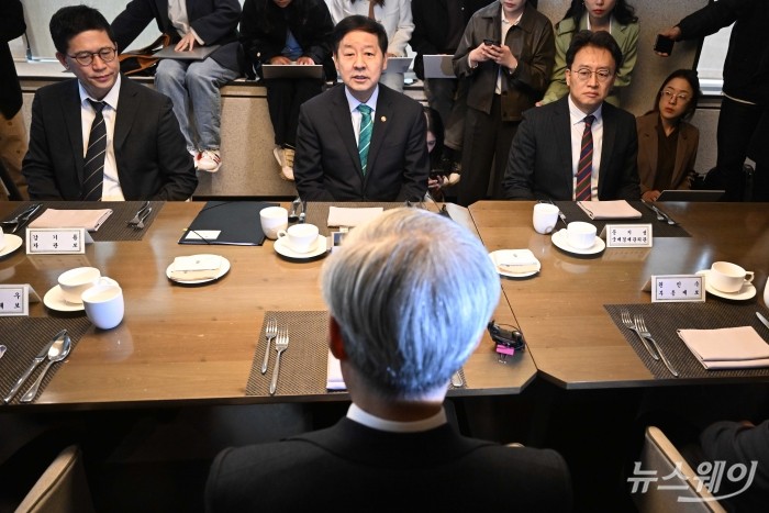 구윤철 경제부총리 겸 재정경제부 장관이 23일 오전 서울 중구 은행회관에서 신현송 한국은행 총재과 조찬 회동하며 발언을 하고 있다. 사진=강민석 기자