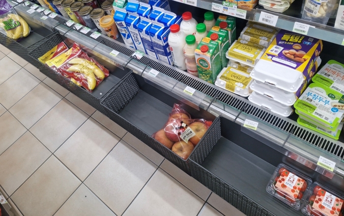 서울 구로구의 한 CU 매장 곳곳 매대가 비어 있었다. 사진=조효정 기자