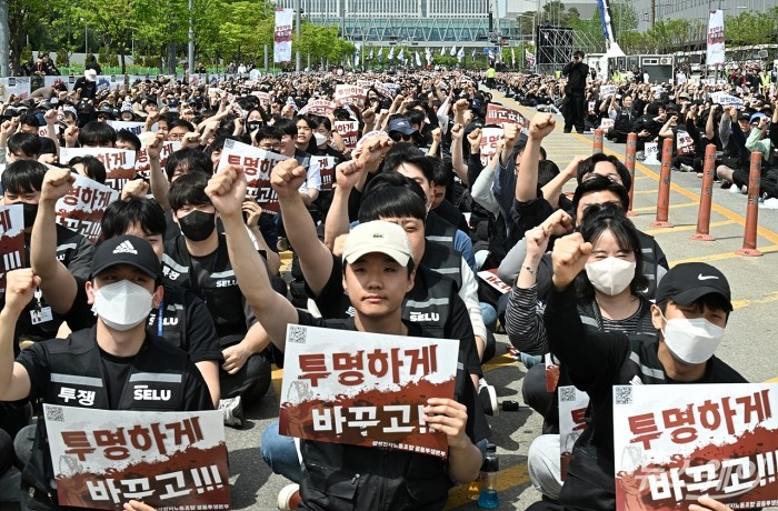 삼성전자 노동조합 공동투쟁본부 조합원들이 23일 오후 경기 평택시 삼성전자 평택캠퍼스 앞에서 열린 4.23 투쟁 결의대회에서 구호를 외치고 있다. 사진=이수길 기자