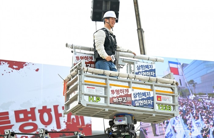 최승호 초기업노동조합 삼성전자 지부 위원장이 23일 오후 경기 평택시 삼성전자 평택캠퍼스 앞에서 열린 4.23 투쟁 결의대회에서 투쟁사를 하기 위해 크레인을 탑승하고 있다. 사진=이수길 기자