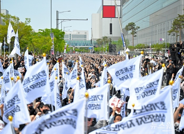 李대통령 경고에 '폭탄 돌리기'···LGU+ 노조 "비겁한 삼성전자 노조, 멈춰라"