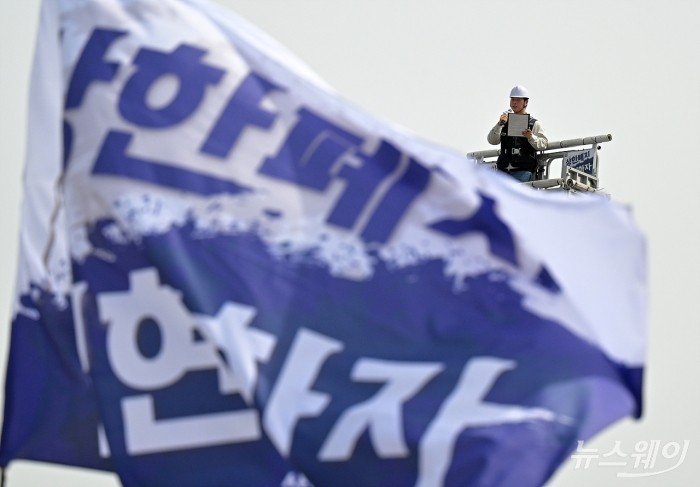 최승호 초기업노동조합 삼성전자 지부 위원장이 23일 오후 경기 평택시 삼성전자 평택캠퍼스 앞에서 열린 4.23 투쟁 결의대회에서 투쟁사를 하고 있다. 사진=이수길 기자