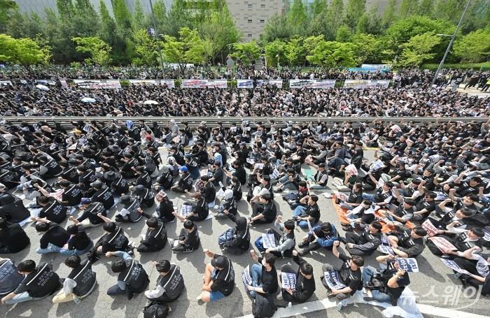 삼성전자 노동조합 공동투쟁본부 조합원들이 23일 오후 경기 평택시 삼성전자 평택캠퍼스 앞에서 4.23 투쟁 결의대회를 진행하고 있다. 사진=이수길 기자