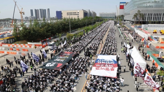 삼성전자 노동조합 공동투쟁본부 조합원들이 23일 오후 경기 평택시 삼성전자 평택캠퍼스 앞에서 열린 4.23 투쟁 결의대회에서 손팻말을 들고 구호를 외치고 있다. 사진=이수길 기자